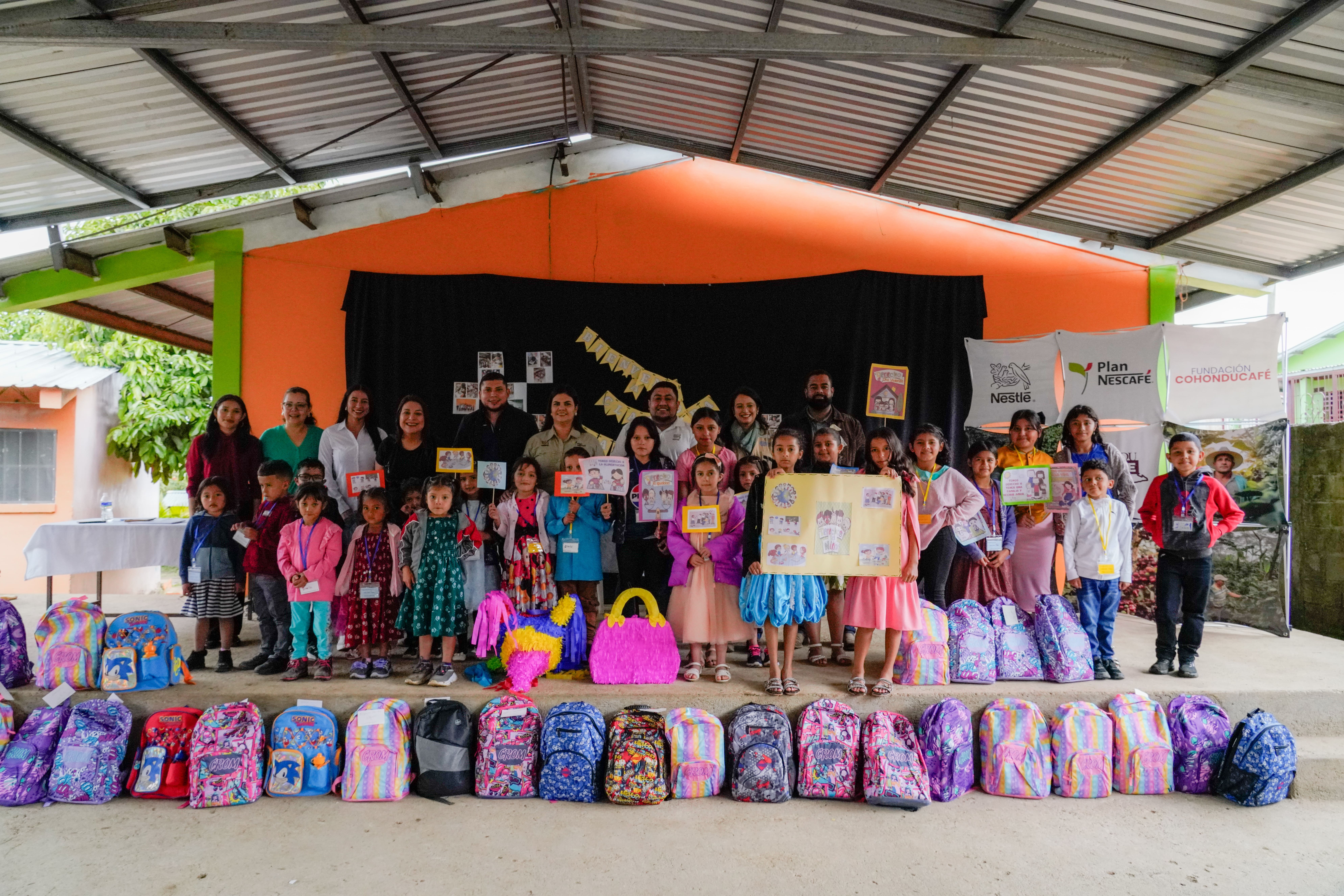 Entrega de kits escolares